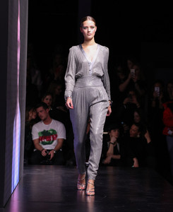 5a6f8eb85ec6c_EstherHeeschRunwayMaybellineUrbanCatwalkviu0yFGCUiUx.thumb.jpg.ebd315195e965502930207ff4e359288.jpg