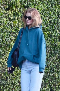 61065406_rosie-huntington-whiteley-7.thumb.jpg.36443deb3054b3e587f35a034fe4b22a.jpg