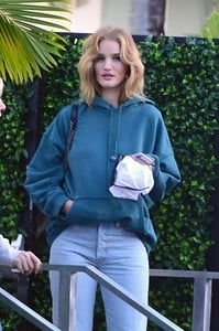 61066341_rosie-huntington-whiteley-24.thumb.jpg.3c3b22cb2d771198980e6983690f8b24.jpg