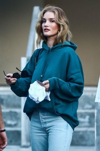 61067160_rosie-huntington-whiteley-33.thumb.jpg.4fe91c514b8096e29b7893735a620212.jpg