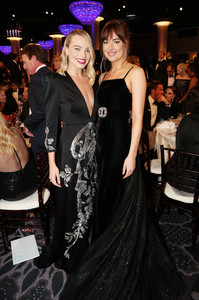 61238009_dakota_johnson_-_75th_golden_globe_awards_-_picture_pub-44.jpg