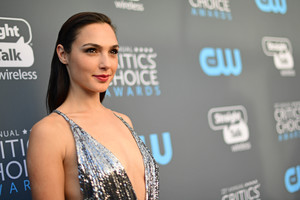 61430384_galgadot0111picturepub-3.jpg