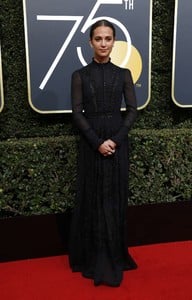 Alicia-Vikander_-2018-Golden-Globe-Awards--03.thumb.jpg.ec3baedadf3e21d9963be009d276191d.jpg
