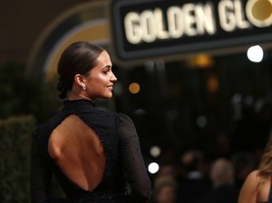 Alicia-Vikander_-2018-Golden-Globe-Awards--05.thumb.jpg.0d2d83ebad7140b4d2300a98dc6213e8.jpg