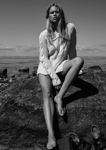 Anna-Ewers-by-Photographer-Myro-Wulff-1-700x989.thumb.jpg.dd4528443794fbee0f2df9ae7e372305.jpg