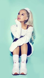 Ariana-Grande_-Rebook-Spring-2018-Campaign--02.thumb.jpg.818e568a79ce460160f9b473cc03305c.jpg