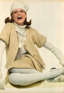 Avedon_Vogue_US_September_1st_1972_01.thumb.jpg.e0eb4ab2e617f5e1e2284f43e9e4bc7a.jpg