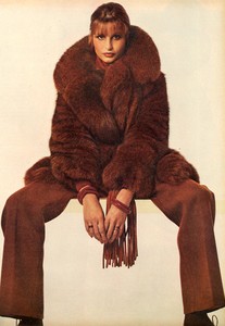 Avedon_Vogue_US_September_1st_1972_11.thumb.jpg.2f18a6ffbd02c972fb2c09b1b31df492.jpg