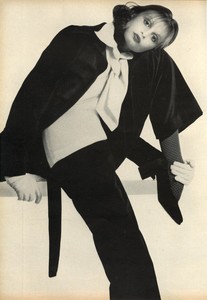 Avedon_Vogue_US_September_1st_1972_14.thumb.jpg.fd97362061116fb7b1e73ea96ba296f2.jpg