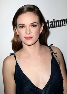 Danielle-Panabaker_-2018-Entertainment-Weekly-Pre-SAG-Party--03.thumb.jpg.82d4922b75fe321cd638b218ccbeebd2.jpg