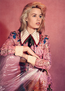 Georgia-May-Jagger-by-Liz-Collins-for-Vogue-Turkey-December-2017-5.thumb.jpg.c72b9cc439f59d865787e71a7513b011.jpg