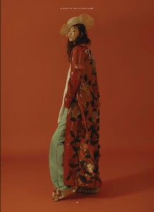 Hyun-_Ji-_Shin-by-_Franco-_Sohioko-for-_Iris-_Covet-_Bo.thumb.jpg.0000f4acdda44167308e55fc337b8bab.jpg