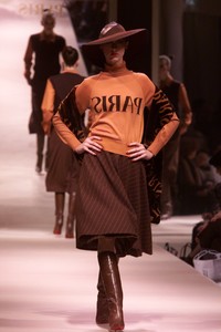 JEREMY-SCOTT-FALL-2000-RTW-05-LAURA-MCDANIEL-2C8M9610.thumb.JPG.caabe7436177e69d5701cf5c32a5c412.JPG