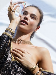Jena-Goldsack-Fashion-Editorial03.thumb.jpg.531ee4de8b4f669617c3ebbbbc63f256.jpg