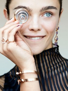 Jena-Goldsack-Fashion-Editorial09.thumb.jpg.b225444a5b9a9e05f833f1376253a332.jpg