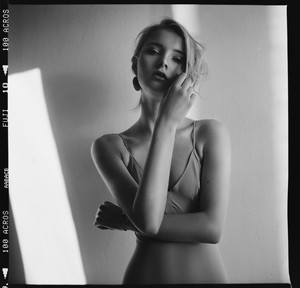 Katharina-by-Sebastian-Hilgetag-Yashica-MAT124G-on-Fuji-Acros-03.thumb.jpg.6b36ac5529594bd89b2a06d768873819.jpg