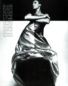 Knight_Vogue_Italia_December_1989_09.thumb.png.607228287282cefecf77a4cbe456c180.png