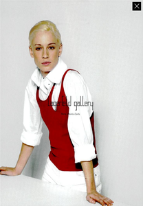 Lagerfeld_Gallery_Fall_Winter_03_04.thumb.png.248ce6a8d7099197a24a10bf15d80722.png