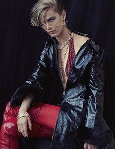 Mathilde-Brandi-by-Laura-Sciacovelli-for-Vogue-Brazil-December-2017-2.thumb.jpg.4149af95e79a78c35c257b062b02e0dc.jpg