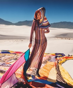 Missoni-Spring-Summer-2018-Campaign01.thumb.jpg.3e8fda010267b172bafc1f316a509441.jpg