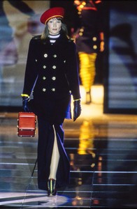 VERSACE-FALL-1993-RTW-17-CARLA-BRUNI-CN10047213.thumb.jpg.876e4ab5e9a80211cc327ab10c12a0a8.jpg