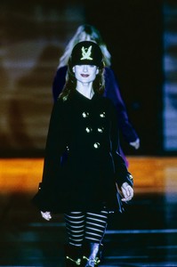 VERSACE-FALL-1993-RTW-33-SHALOM-HARLOW-CN10047249.thumb.jpg.ef664abcca033c83b8438ba86d60166e.jpg