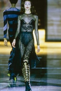 VERSACE-FALL-1993-RTW-50-SHALOM-HARLOW-CN10047292.thumb.jpg.3f4d0da6b31a2b5b4eb0875df4b3c27f.jpg