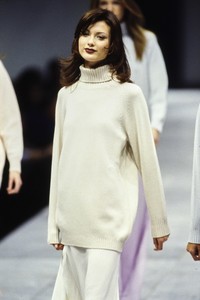 VERSACE-FALL-1993-RTW-DETAIL-01-SHALOM-HARLOW-CN10047157.thumb.jpg.e114b7e394d878cb753d9c75a91d5ab6.jpg