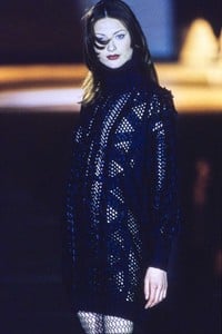 VERSACE-FALL-1993-RTW-DETAIL-19-SHALOM-HARLOW-CN10047268.thumb.jpg.bce36d804bccc0e935f99e352f7a5a43.jpg