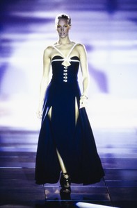 VERSACE-SPRING-1993-RTW-32-EMMA-SJOBERG-CN10046316.thumb.jpg.cdc9915d3dae0b0389a59ec76807a313.jpg