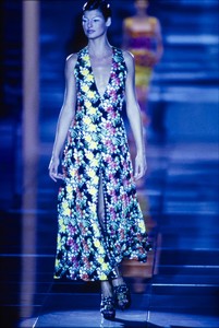 VERSACE-SPRING-1993-RTW-33-LINDA-EVANGELISTA-CN10046321.thumb.jpg.592724c68850db5ee360e6a1b807d2f5.jpg