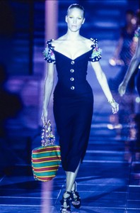 VERSACE-SPRING-1993-RTW-58-EMMA-SJOBERG-CN10046373.thumb.jpg.b9f412c77a00910d29fecc7276135634.jpg