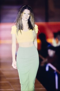 VERSACE-SPRING-1993-RTW-70-MEGHAN-DOUGLAS-CN10046406.thumb.jpg.65651ec2e87cce9df2901ef86eb20522.jpg