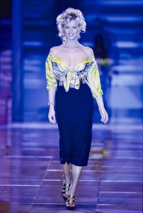 VERSACE-SPRING-1993-RTW-71-EVA-HERZIGOVA-CN10046407.thumb.jpg.887b05498627f9731498aac10c686382.jpg