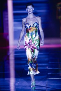 VERSACE-SPRING-1993-RTW-82-LINDA-EVANGELISTA-CN10046428.thumb.jpg.009435cd88e64c88ce95c515f86e3f68.jpg