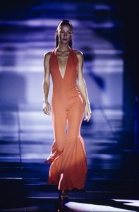 VERSACE-SPRING-1993-RTW-83-MARPESSA-HENNINK-CN10046430.thumb.jpg.e99196c18b4a071dd418af5423e8b390.jpg