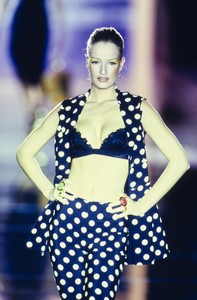 VERSACE-SPRING-1993-RTW-DETAIL-84-KAREN-MULDER-CN10046378.thumb.jpg.a14539209bc332c7dd7c9db29069bdfa.jpg