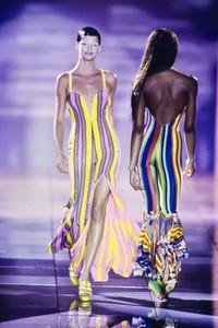 VERSACE-SPRING-1993-RTW-DETAIL-95-LINDA-EVANGELISTA-CN10046395.thumb.jpg.aade509b1e00ee002dbffeab06690007.jpg