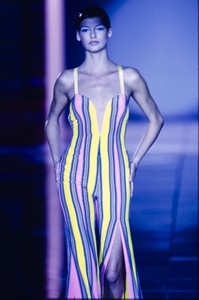 VERSACE-SPRING-1993-RTW-DETAIL-96-LINDA-EVANGELISTA-CN10046397.thumb.jpg.bbe1d6cb58aa12400e2fff2a761355c1.jpg