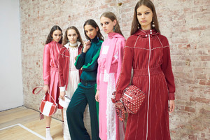 Valentino-resort-2018-backstage-fashion-show-the-impression-002.thumb.jpg.a76201f08d017cd8896a14ab1c709384.jpg