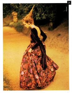 Vallhonrat_Vogue_Italia_September_1986_Speciale_05.thumb.png.ac36f28e52bbda2d11c1d03d5bb85035.png