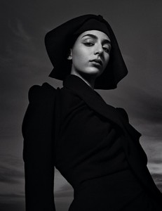 Vogue-Arabia-December-2017-Nora-Attal-Emma-Summerton-6.thumb.jpg.6a511b6daa113125d2951b71dfa8543f.jpg