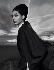 Vogue-Arabia-December-2017-Nora-Attal-Emma-Summerton-9.thumb.jpg.476b976873f0dfbc4e4ca437bc3d556e.jpg