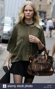 anna-ewers-alexander-wang-gesicht-anna-ewers-verlassen-blumarine-ss-2015-in-mailand-wahrend-der-fashion-week-mit-versace-tasche-k9g8cb.jpg