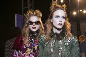 anna-sui-bks-i-rf17-8313.thumb.jpg.97d4cb2fdb3f6285d8ca26baafbb133c.jpg