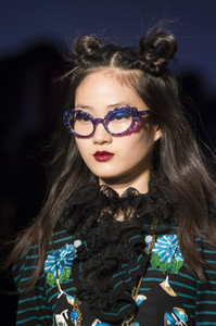 anna-sui-clp-rf17-1420.thumb.jpg.dae304d67dc9f280d7b92f1aeca266cc.jpg