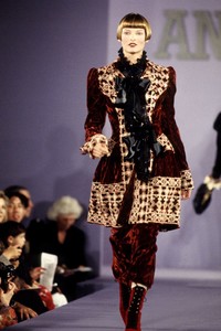 anna-sui-fw-1993-1.thumb.jpg.24ad1a9c69e62f398d7d9aad4bb240f4.jpg