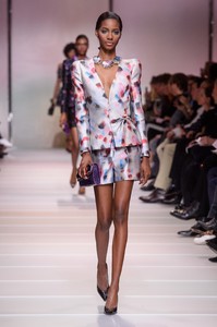 armani-prive-hc-rs18-1397.thumb.jpg.7edb2f26c796bad853c87c28c5ceaecd.jpg