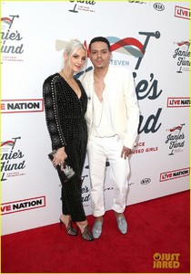 ashlee-simpson-and-evan-ross-join-ashley-tisdale-at-grammy-viewing-party-28.jpg