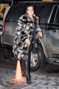 ashley-graham-arriving-at-the-daily-show-with-trevor-noah-in-nyc-3.jpg